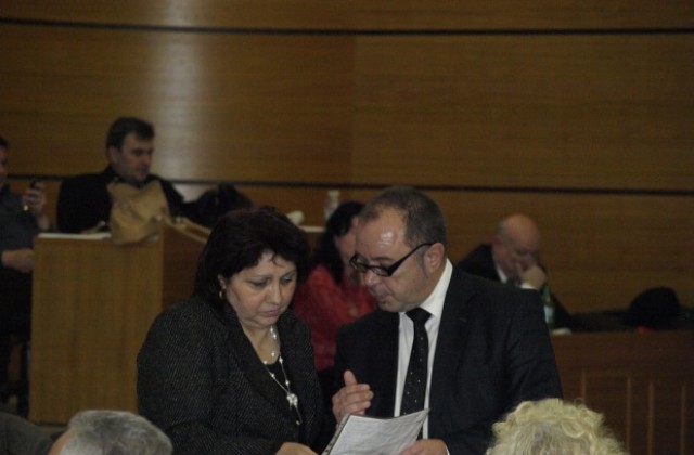 Пак гласуват за разваляне на договора за площадката на сина на Павлинка Кацарова