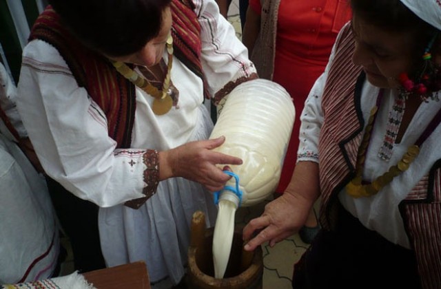 В Разград учат булките как да квасят мляко