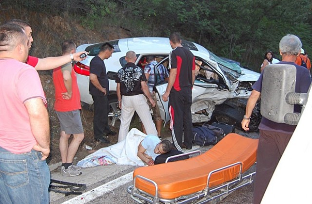 Двама убити и шестима ранени във верижна катастрофа край Хасково