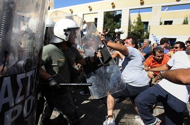 Гръцката полиция използва сълзотворен газ, за да разпръсне протестиращи превозвачи