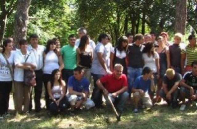 Младежи обновяват по проект парка в Сухаче