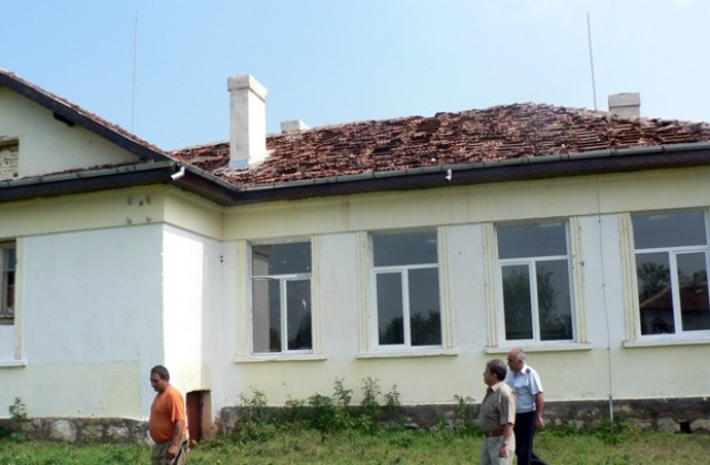 Градушка разруши покривите на цяло село