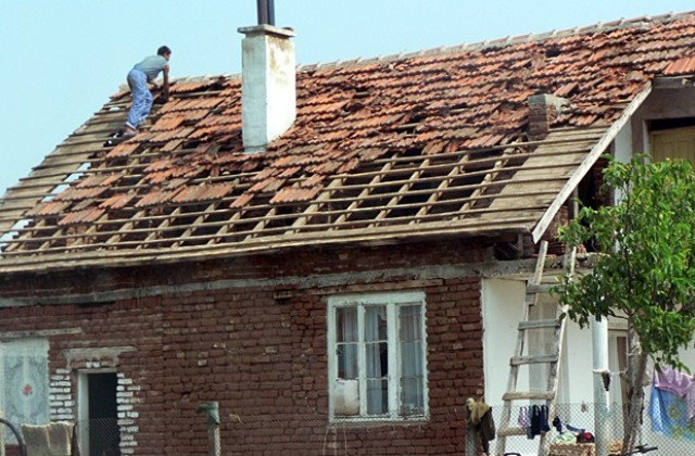 Градушка разруши покривите на повечето от 650 къщи във видинско село