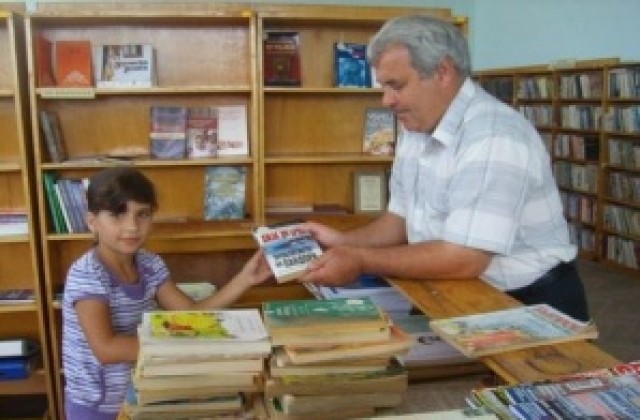 Деца помагат на библиотеката в свищовско село