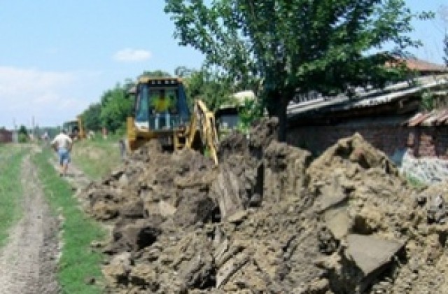 Довършват скоростно канализацията на Черноконево