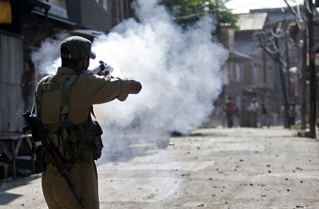 Полицаи убиха 11-годишен и раниха 22-ма цивилни при протести в Кашмир