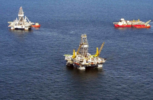 Петролна платформа избухна в Мексиканския залив
