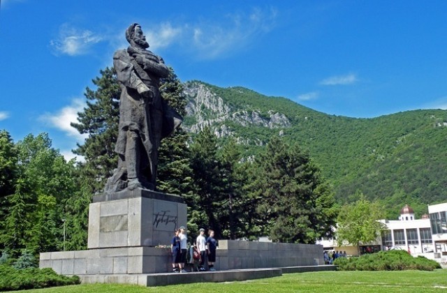 Откриват уникални бюст-паметници на генералите Вазови в Сопот