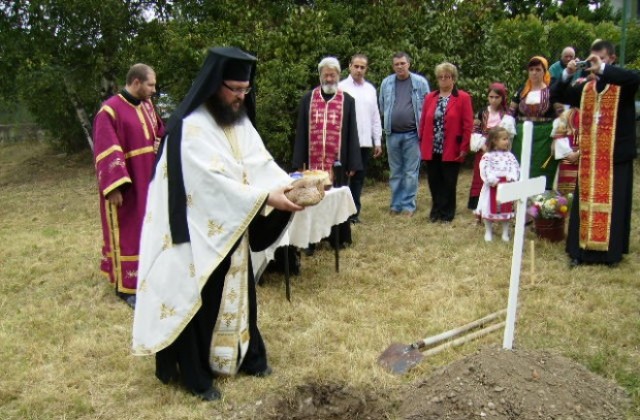Протосингелът на патриарх Максим и кметът Петър Паунов на първа копка за храм в Николичевци