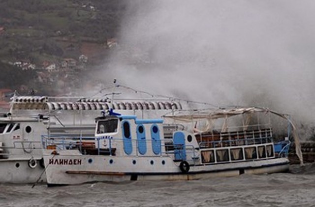 Роднини на загиналите в Охридското езеро заминават за Македония