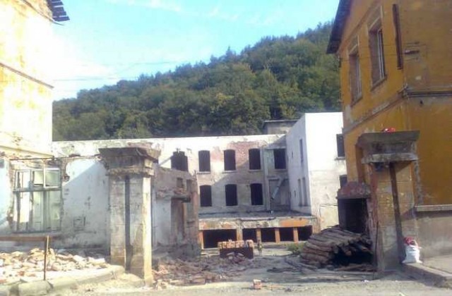 Разрушават старите общежития на Щампата, част от ромите вече настанени