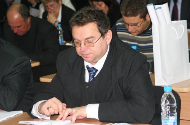 Съветниците гласуваха 10 000 лв. за колегата си д-р Данко Ангелов и сина му