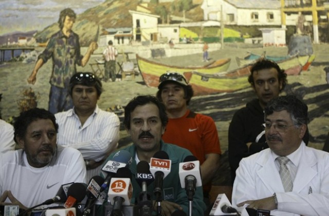 Спасените чилийски миньори помолиха медиите да не ги притискат