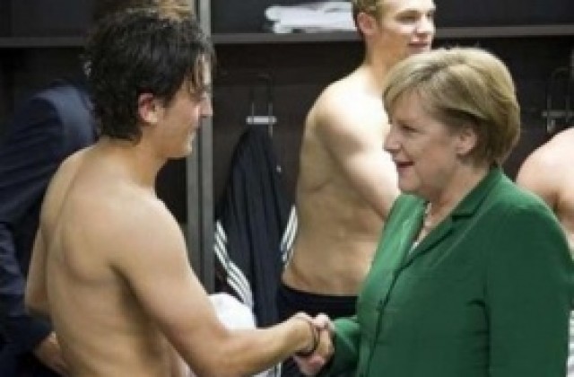СНИМКИ: Ангела Меркел поздравява полуголите играчи на Германия