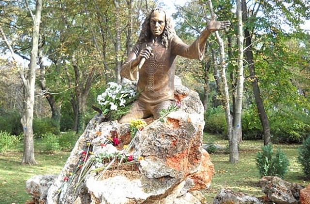 В Каварна откриха паметник на Рони Джеймс Дио