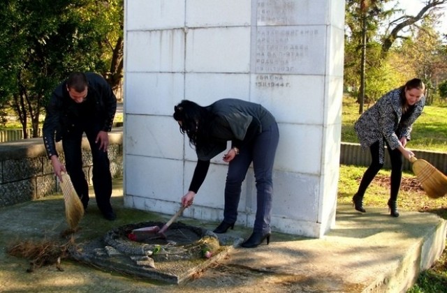 Млади социалисти почистиха паметник в Муселиево