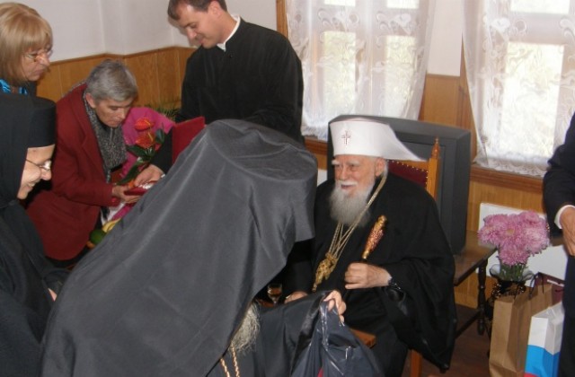 Българският Патриарх посрещна 96-тия си рожден ден в Троянския манастир