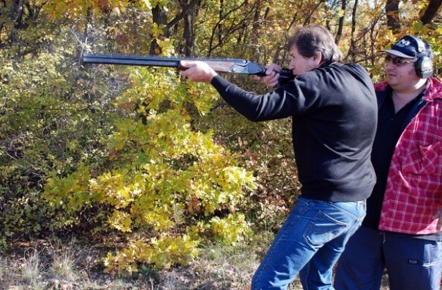 200 кандидат-ловци стреляха на Кенана