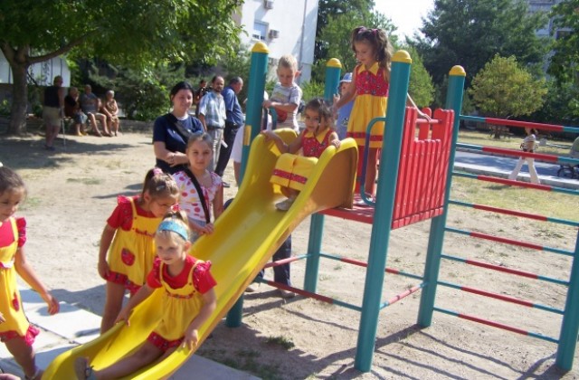 Режат лентата на нова детска площадка в „Източен”