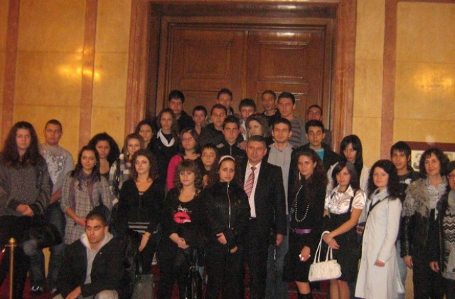 30 ученици гостуваха на Захари Георгиев в парламента
