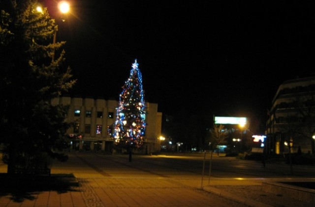 Елхата в Дупница светна за Коледно настроение