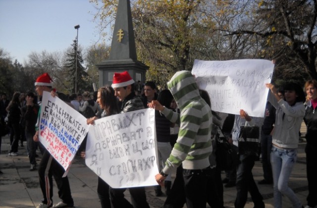 Ученици  чакат министъра във Варна, междувременно организират трети протест
