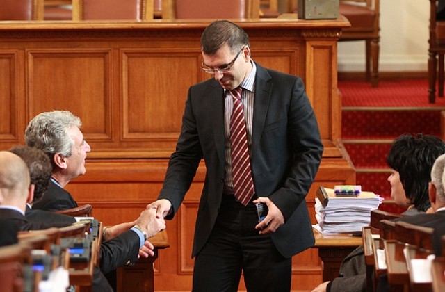 След 9 часа дебати най-накрая Дянков взе думата за бюджета
