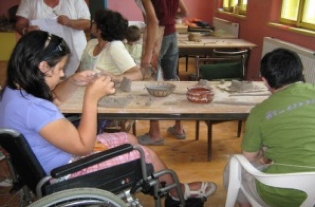 Младежи с увреждания се учат на занаятчийство