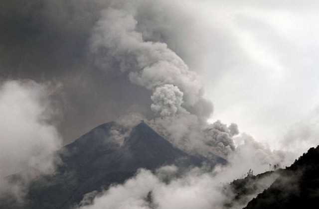Евакуират селища в Еквадор след ново изригване на вулкана Тунгурахуа