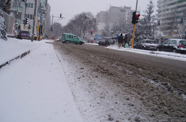 И във Варна трафикът затруднява почистването на снега