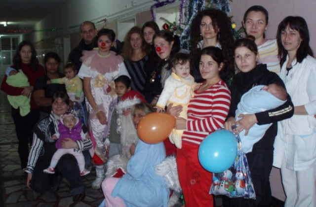 Дядо Коледа зарадва децата във врачанската болница