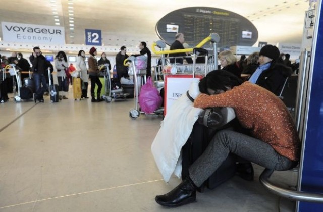 Хиляди евакуирани от парижкото летище заради опасност от рухване на покрива