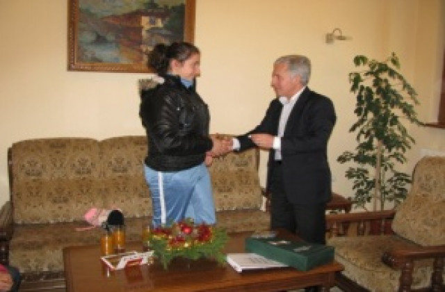 Кметът на Трявна поздрави шампионката в тласкане на гюле