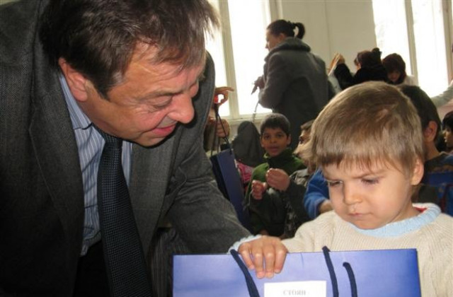 Кметът раздаде подаръци на децата от Дом „Калинка