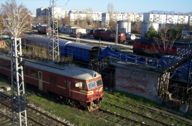 Товарен влак блъсна лека кола във Варна