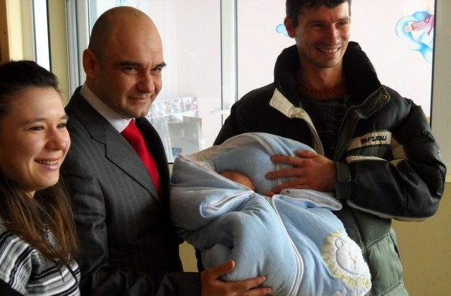 Кметът Сираков дари бебето Васко с торта от памперси