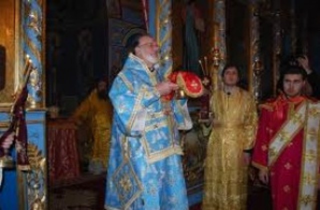 Митрополит Амвросий за първи път хвърля кръста в Дунав като Доростолски владика