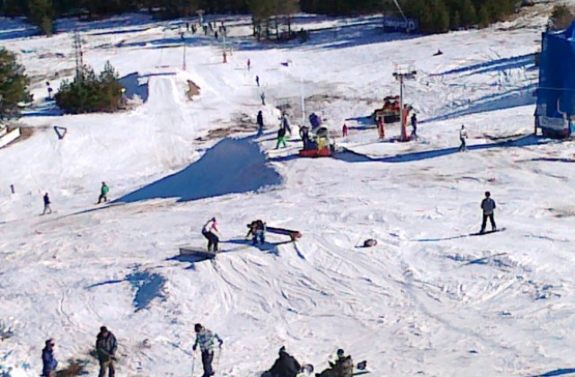Снимка: На ски и сноуборд или на скара и вино в Осоговската планина