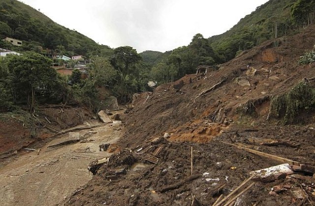 Най-малко 360 души са загинали при свлачищата в Бразилия