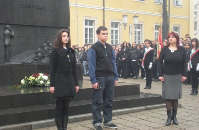 Цветя на признателност поднесоха ученици пред паметника на Васил Априлов