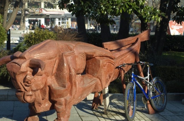 Бикът пред общината стана стоянка за велосипеди