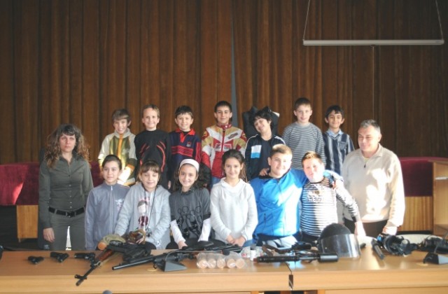 16 деца от I ОУ завършиха успешно Детската полицейска академия в Кюстендил