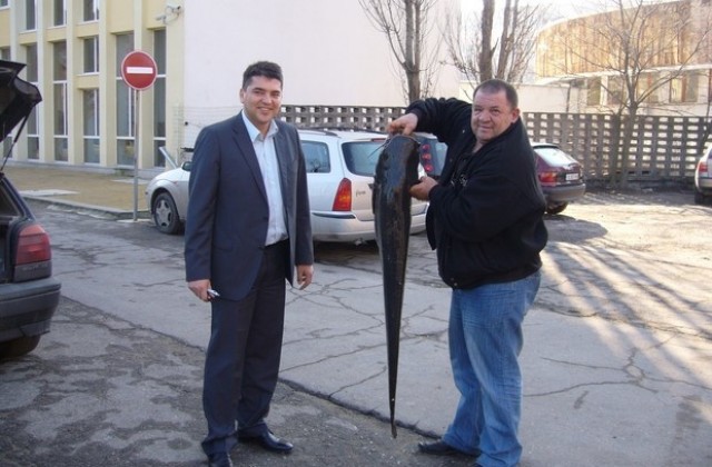 Мърфи ще връчи лично 20 кила сом на премиера Борисов днес