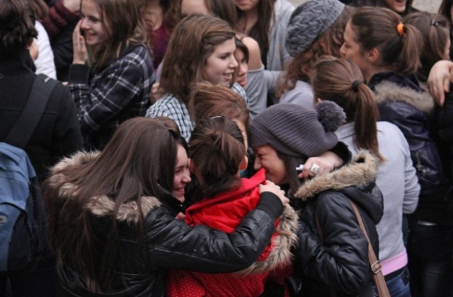 Над 200 ученици участваха в масова прегръдка в Езикова гимназия