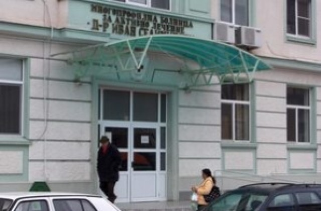 Оперират по спешност работник във военна база