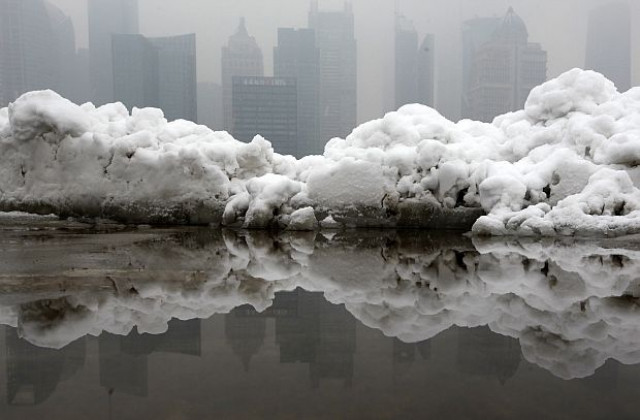 Снеговалежи и ледени дъждове се изсипаха над Югозападен Китай