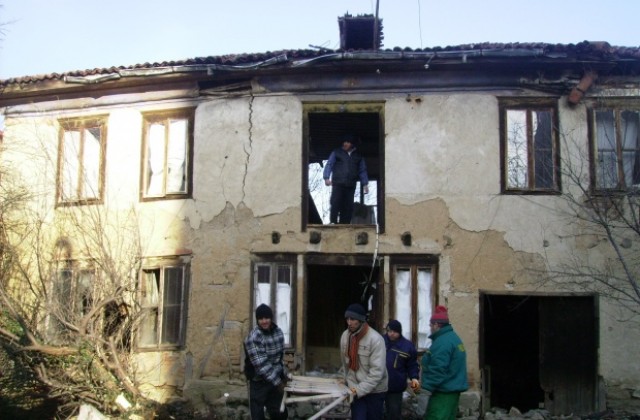 Премахват опасна къща в Кюстендил