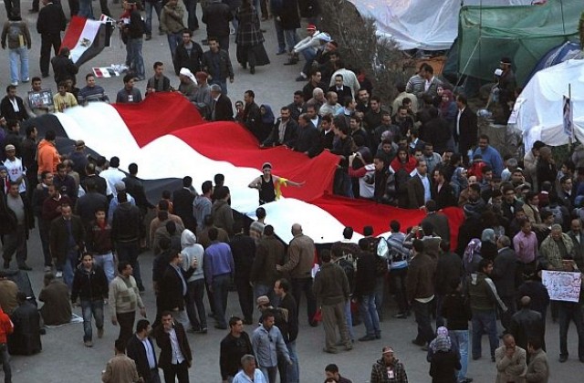 Хиляди протестиращи прекараха нощта на площад Тахрир в Кайро