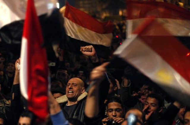 Напрежението в Кайро след обръщението на Мубарак се повишава