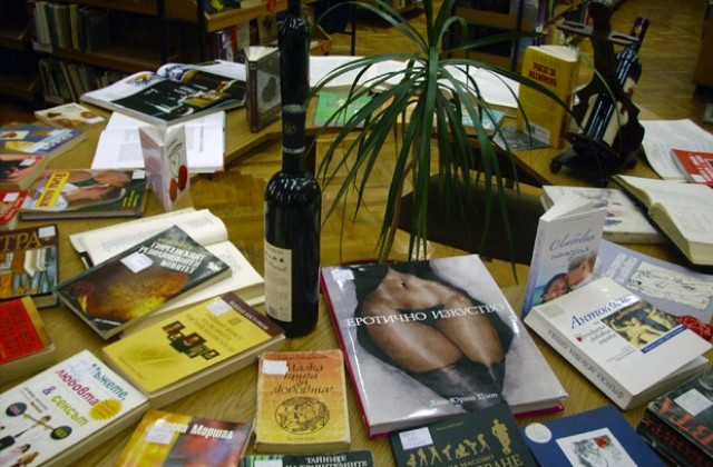 Изложба за любовта и виното подредиха в читалище „Никола Вапцапов”